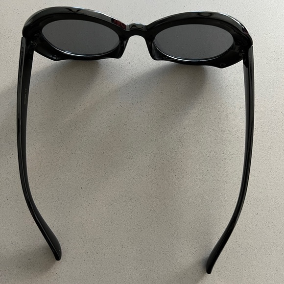 60/70s Inspired Oversized Sunglasses - Picture 2 of 3